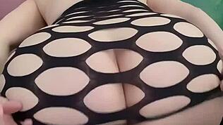 Kolla på denna sexiga milf som visar upp sina stora tuttar och röv