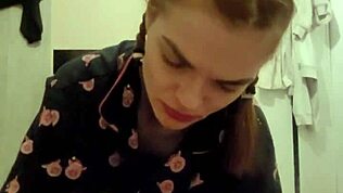 Rødhåret Roommate Tog Lige Min Pik Og Lavede En Blowjob Jeg Kom I Hendes Mund Hun Spyttede Det På Min Pik