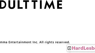 Liten blond tonåring 18+ frestad av busty milf Scarlett Sage och Savannah Bond