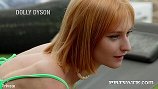 Dolly Dyson uživa v analnem trojčku z velikimi kurci in menjavanjem sperme