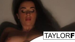 Taylor Vixen tekee soolomasturbaatiota hotelli-huoneessa