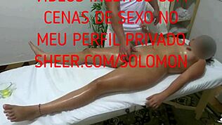 Épouse filmée pendant un massage tantrique avec thérapeute