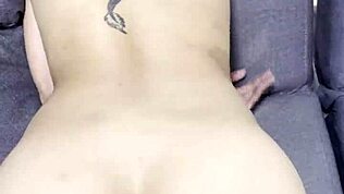 Teini ratsastaa veljen kyrpää kovaa, sitten hän naisee pillua koiratyylillä tässä amatööri-kontrastissa