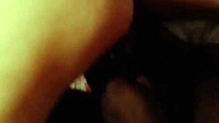 Indi Love rijdt op haar eerste grote zwarte lul als een slet in deze hardcore video.