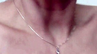 Lány mutatja a seggét közelről egy darabban!