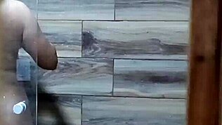 Hazajövök és kémkedem a sógornőm után, aki borotválkozik fürdés előtt, felizgul és maszturbál.