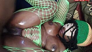 Είδα καυτή μαύρη με κωλαρά να γαμιέται σκληρά, τρελή ένταση!