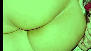 Num quarto quieto, mulher asiática aproveita sessões intensas de bondage com paus grandes, focando sexo hardcore e restrição.