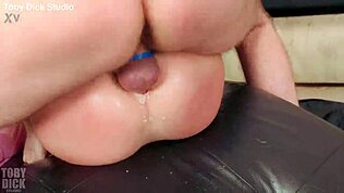 Anal første tiss for submissiv liten 18+ 18+ fitte Lila Storm - hun vil bli slått, skadet og brukt som en rimming hore