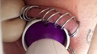 Chica cachonda mete dildo en su coño perforado