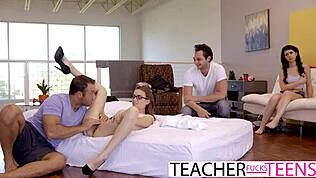 Napalona laska 18+ przyłapana przez nauczyciela z dwoma kutasami - ostre grupowe rżnięcie i wytryski