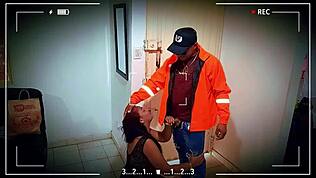 Отсосала курьеру хуй, дала отыметь в белье - быстрый адреналиновый трах