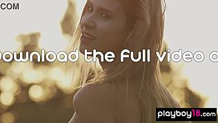 小柄ウクライナ金髪が野外全裸ストリップ