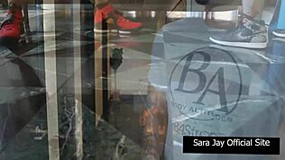 Sara Jay uživa v hardcore trening seansi s King Noire.