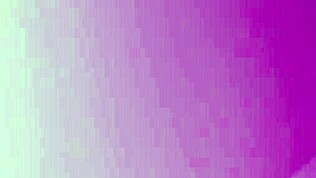 Valerynova leikkii isoilla tisseillä kameralla