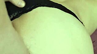 Врућа жена јебана пасијим стилом у тесним фармеркама и прима ејакулацију на гузу