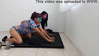 섹시하고 가슴 큰 친구랑 에어러빅 루틴 하면서 그녀의 보지 자랑하는 진짜 걸레