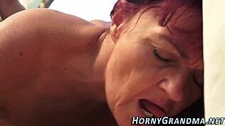 Nenek jizz mulut kuku dengan air mani di mulut dan drilling doggystyle