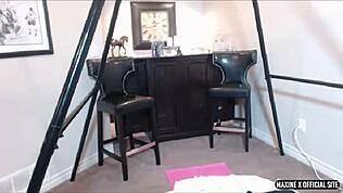 Maxine webcamde balon götünü açıp dildoyla sikletiyor 😏