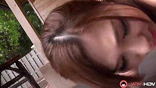 Japansk geil jente Maki Horiguchi i kimono blir hardt kneppet av elskeren ute på sengen usensurert