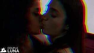 Хеј, млада 18+ жена вуче велики курчак из пријатељеве гузице и сиса га укусно 😈