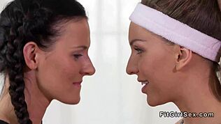 Fitness-lesbier fingrer og likker i gym