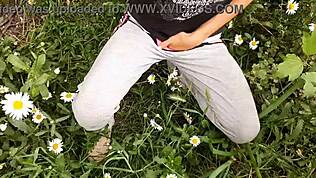 grannen runkar till orgasm utomhus i daggkåpor