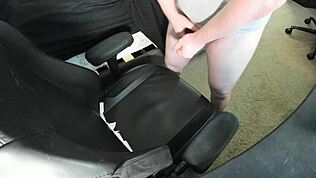 Ruiva explode carga enorme de porra na cadeira.