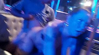 מילף נועזת מצצת זין עם אנאל וקרימפיי בסצנת וויאור