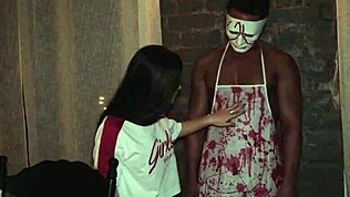 Tässä kauhukohtauksessa teini 18+ kestää anaalinaimisen ja 18-vuotiaan tuplapenetratsionin, sekoittaen pelon raakaan intensiteettiin