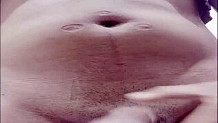 Лепа филипинка девојка показује отечену пићку на видео позиву