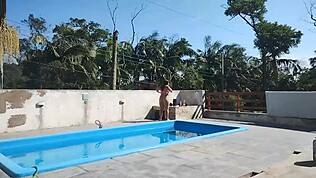 Hei, jeg ringte murer'n på søndag for å fullføre bassenget, men jeg var helt klar og slampete og ventet, og han bare runket og kom rett for meg.