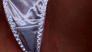 הבחורה היפנית ברונטית פו סזנמי עם כוס מגולחת במדים מתאננת עם בחור לא מצונזר