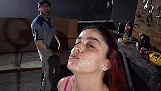 Levei carro pro mecânico e ele me fodeu na garagem