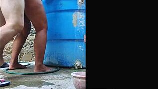 Poveste de îmbăiere în aer liber duce la creampie anal