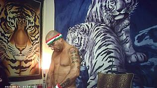 Dietro le quinte Maxxx Loadz si sega con movimenti magici