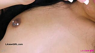 schattige tiener 18+ brunette toont haar sexy lichaam tijdens castinggesprek