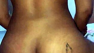 Kurva, moje píča blýskne v rybácích punčochách s obrovským zadkem a piercingy v bradavkách