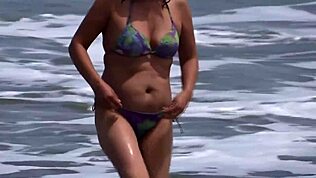 Geile 59-jährige Latina-Milf zeigt Bikini am Strand