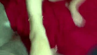 Kulissit vaimo Kally Cremosa imee kameraa keskellä huumoripornon kuvausta amatööri kotivideoilla