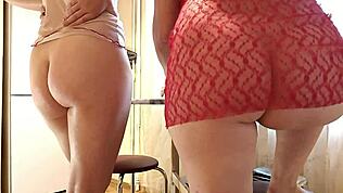 Lesbiene bisexuale două femei goale drăguță virgină 18+ Assol și milf sexy platinată în bucătărie sărutându-se fund mare milf fund perfect fată sâni naturali pizda tânără 18+ fetiș bătrână și tânără 18+ tabu rol play