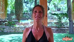 Milena ja Ashley, nuo kuuman cougarit, jakavat ison kyrvän pitsi-kolmosessa.