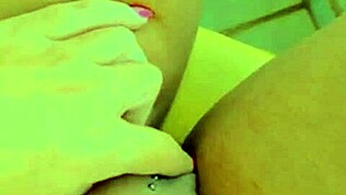 濡れたマンコを指で弄んで広げるよ