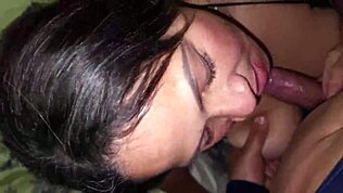 Αυτή η ώριμη γυναίκα απολαμβάνει να γίνεται γαμάτη στον κώλο ενώ απατά τον άντρα της