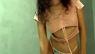 Ta atletske Kolumbijke manekenka pozira na prostem v obleki z velikimi naravnimi joškami