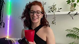 Rouxinha usa dildo pra se acabar na festa