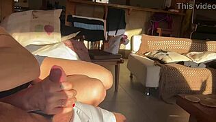 Cat Kasih Handjob Sampai Cum di Mulutnya