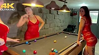 Jag ger blowjob på biljardbordet