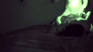 Oh, telecamera nascosta in stanza filma amante che mi scopa al buio!