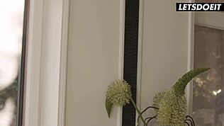 Üvey kız kardeşler Clara Mia ve Lottie Magne havuzda çılgın orgazmlar yaşıyor - bir kız bilir